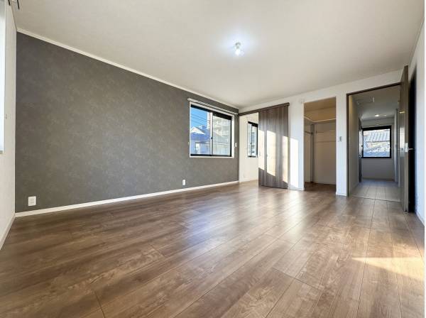 ゆとりある約11帖の主寝室にはWICと書斎スペースを完備