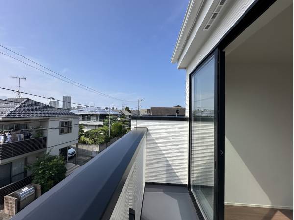 各居室にバルコニーがついております。