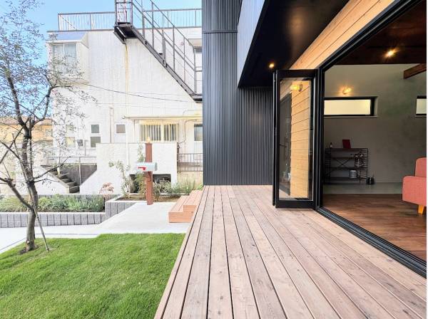 天然木のウッドデッキ