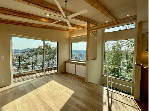 勾配天井で開放的なリビングルーム