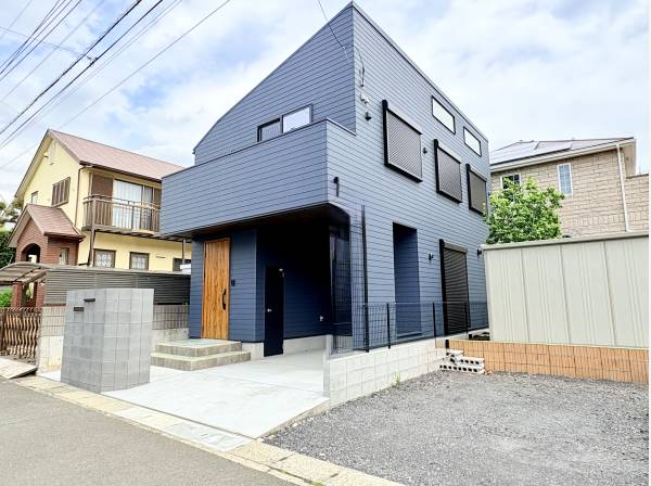 ネイビーの外観が目を惹く新邸。家計に優しい省エネ基準適合住宅です