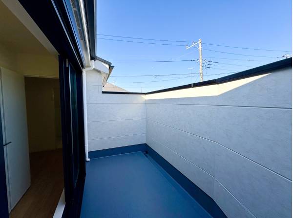 バルコニーは周囲の目線に配慮された高めの壁になっております