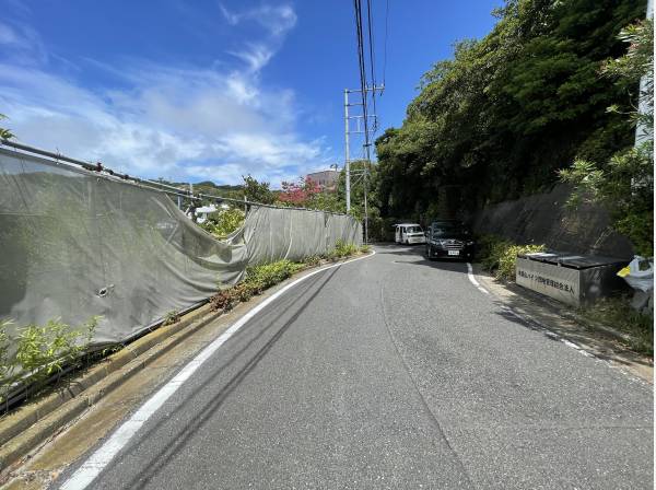 南葉山ハイツ分譲地内。前面道路はゆったりとした広さ。