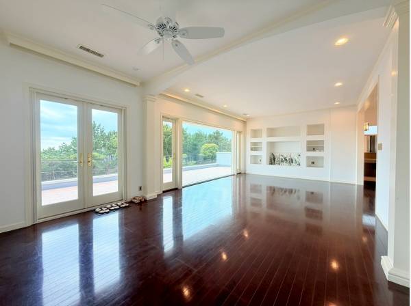 2階LDKは約25帖の広大な空間、大きな窓からはオーシャンビュー