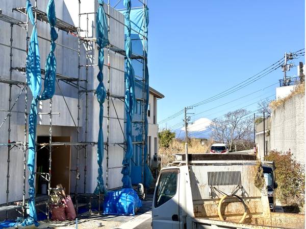 ガレージから富士山を望むことができる玄関前です