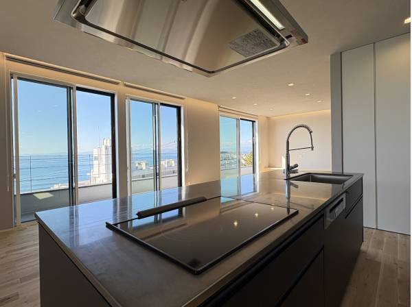 重厚感あるアイランドキッチン