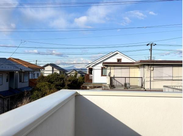 空の広がりとともに富士山を望む高台からの景色