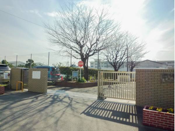 室田小学校 徒歩8分(約570m)