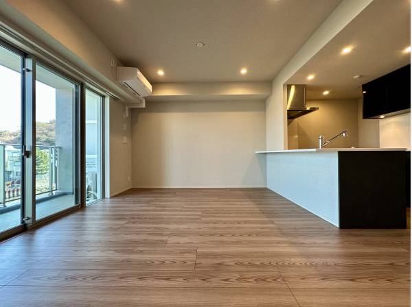 15帖のLDKには床暖房を完備/キッチンはペニンシュラ型を採用