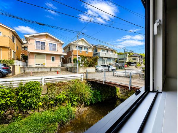 窓の向こうに広がる河川の透明感と心地よい抜け感。