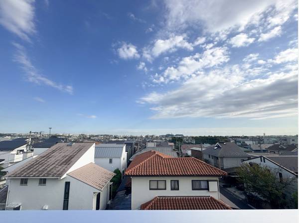 空と街並みの先に江ノ島を望むルーフバルコニーからの開放的な眺望