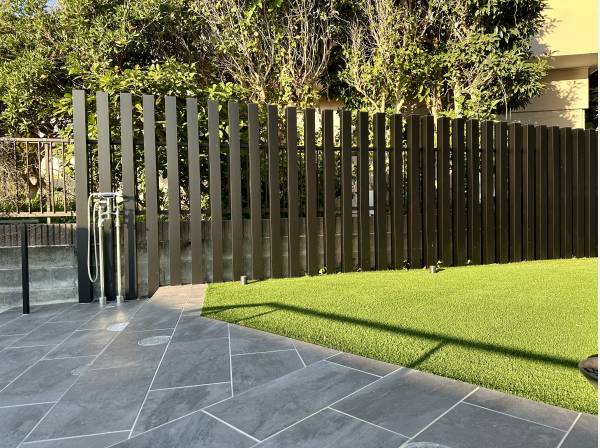 玄関前のお庭部分/湘南らしく外シャワー付き