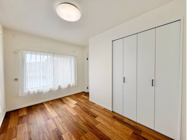 各居室には収納力のあるクローゼットを完備しております