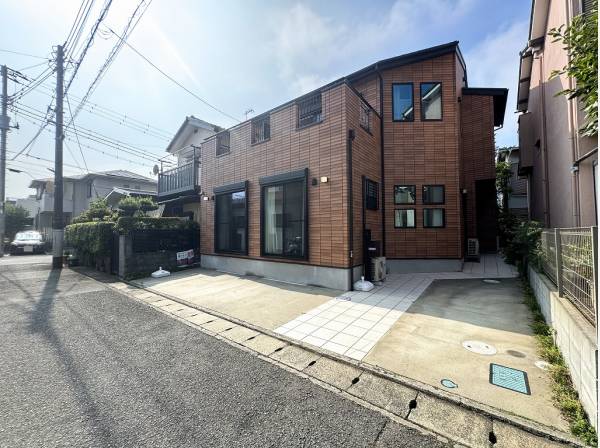 広い敷地内にはゆとりある駐車スペースを完備