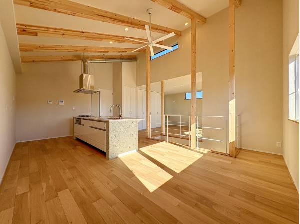 空間に溶け込む統一感のある色調のLDK 視界に広がりを与え開放感を演出