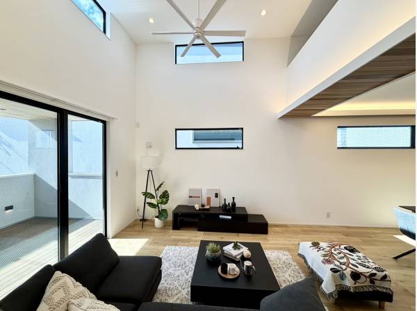 勾配天井で開放感があるLDKスペース