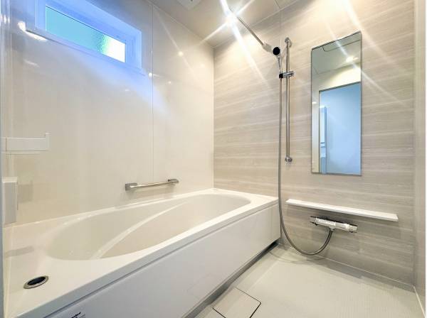 バスルームは明るいトーンでまとめられています