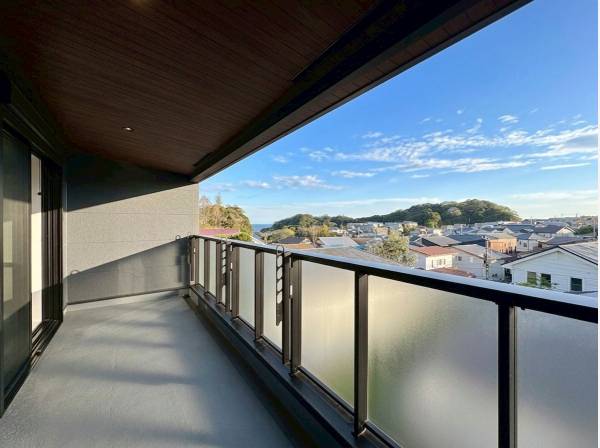 屋根付きのバルコニー　海も見えました！