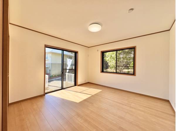 ２面採光の明るい居室です