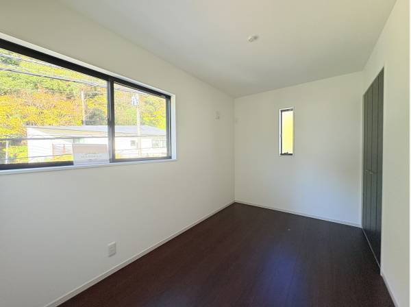 北側のお部屋は葉山の豊かな緑も望みます。