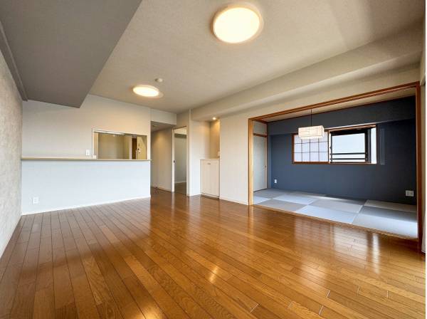 開放的なリビングの隣にはモダンな和空間