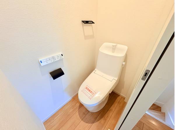 清潔感あふれる白を基調とした、ゆったり落ち着けるレストルーム