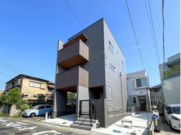 スタイリッシュな3階建　隣接した建物が少なく陽当たり良好