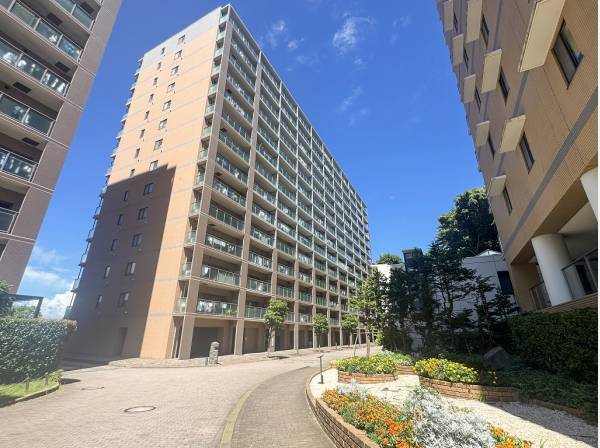 マンションの周りには季節のお花や植栽が随所に彩りを添えます