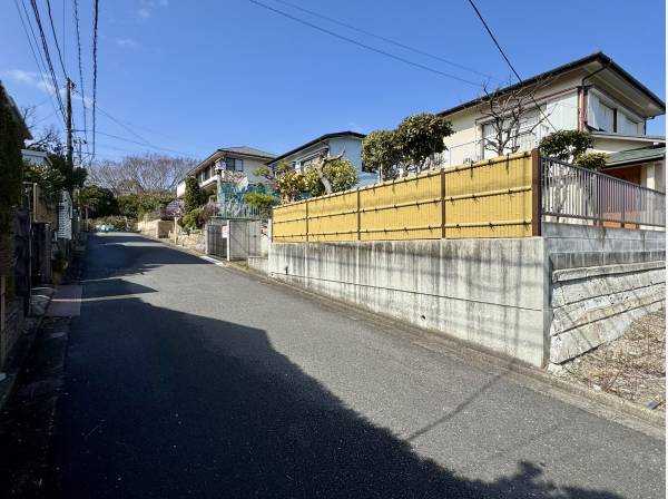 前面道路は約5m。交通量も少なく閑静な住環境です。