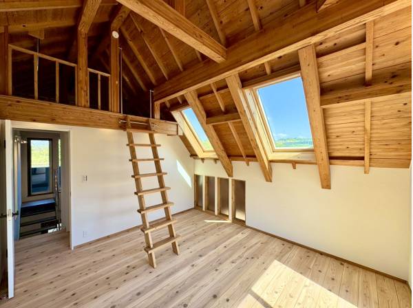 洋室も天窓で陽当たり良好です！