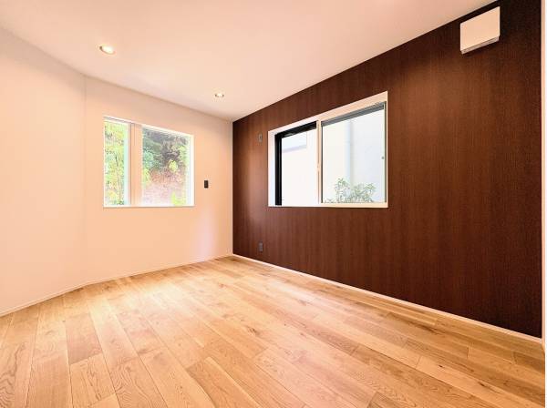 アクセントカラーが印象的な約6.4帖洋室