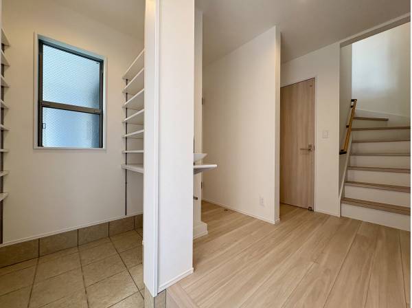 玄関には手ーズインクローゼットと手洗いカウンターを完備