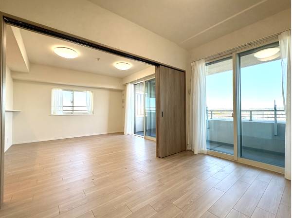 角部屋ならではの窓が多く開放感のあるリビング