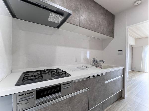 生活感を抑えられる独立キッチンがリビングの居心地の良さを高めます