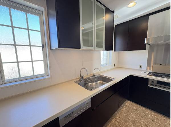 使い勝手の良さそうなキッチンスペースもゆとりがあります