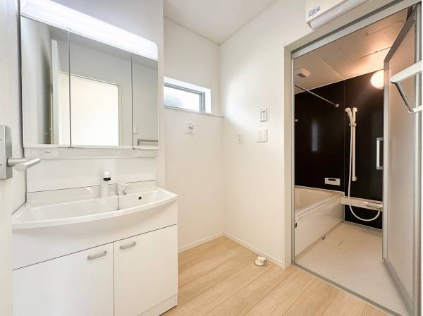 シンプルで清潔感があるサニタリー＆バスルーム