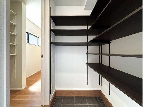 玄関からパントリーへと回遊できる土間収納