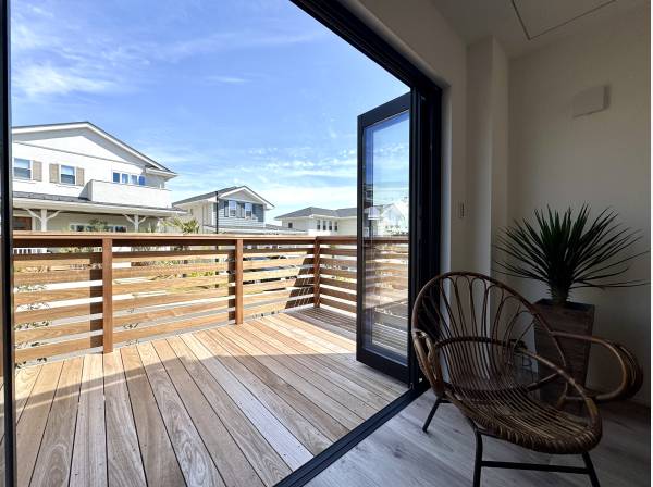 イス&テーブルを設置出来る広さのウッドデッキ