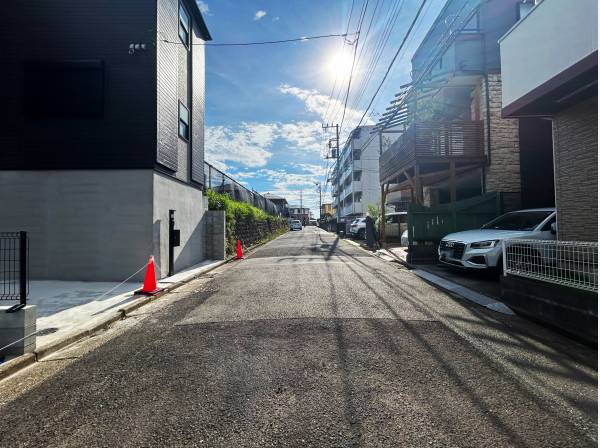 前面道路は約6.0m御座います！

