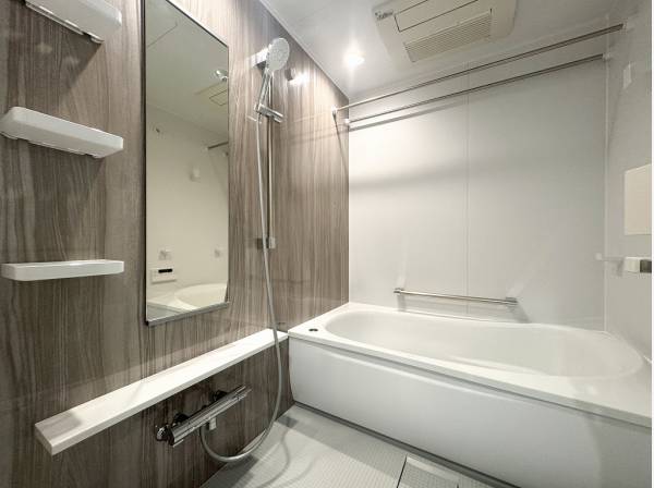 柔らかなウッド調のクロスが豊かなバスタイムを演出