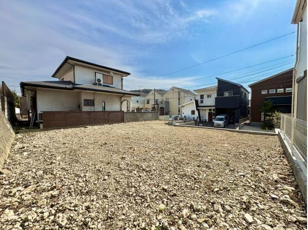 周辺は低層の住宅が並び落ち着いた印象です。