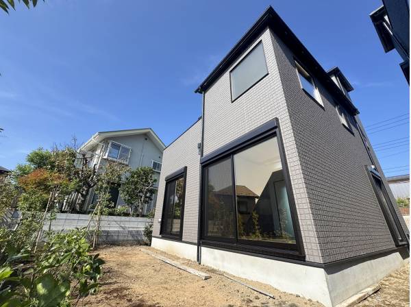 空を感じるルーフバルコニーや緑溢れるお庭が広がる贅沢なアウトサイド空間