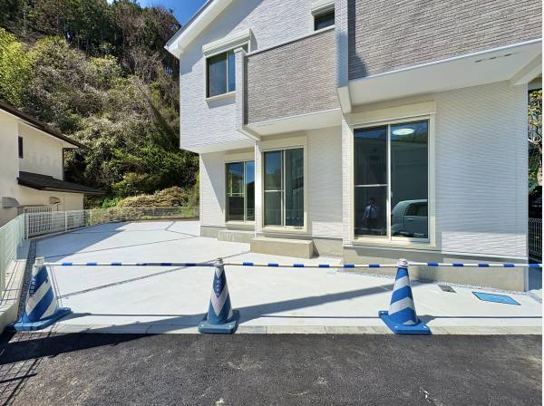 閑静な住宅地に馴染む落ち着いた色合いの外観