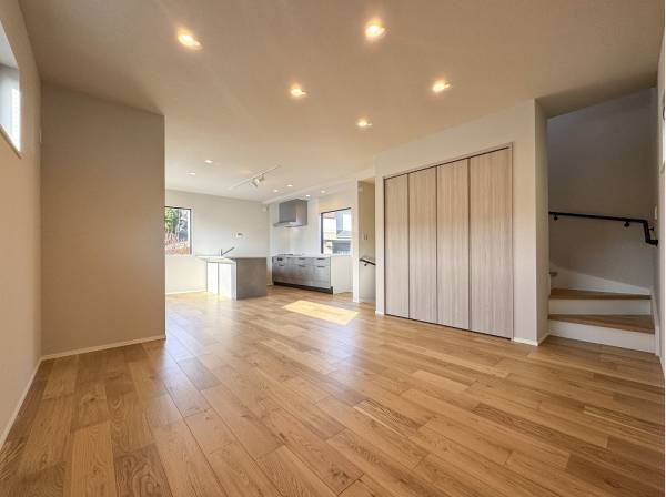 約18帖の開放感溢れるLDKは三面採光で明るい印象