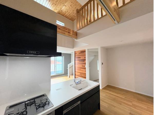 吹き抜け天井で開放感あふれます