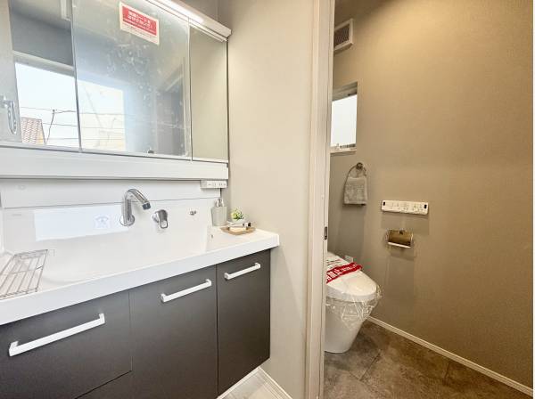 トイレ横に洗面室があって便利ですね