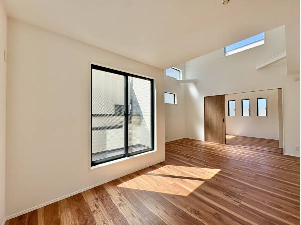 大きな窓はあらゆる方向から光を取り入れます