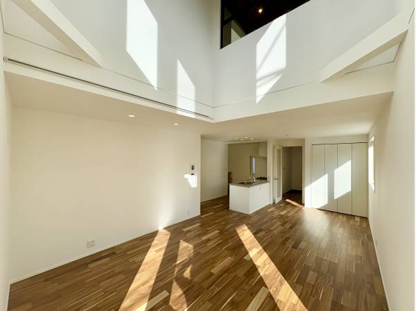 上部が吹き抜けとなっており明るさと開放的な空間が広がります