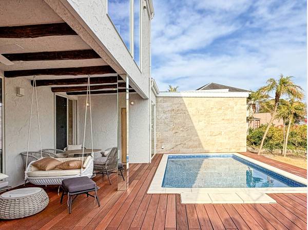 ウッドデッキテラスとプールは非日常のリゾート気分を盛り上げてくれます