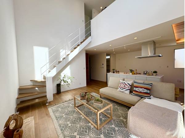 吹抜けのある開放的な23.8帖のLDKスペース